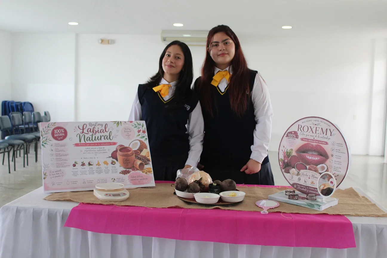 Estudiantes presentando un proyecto de emprendimiento