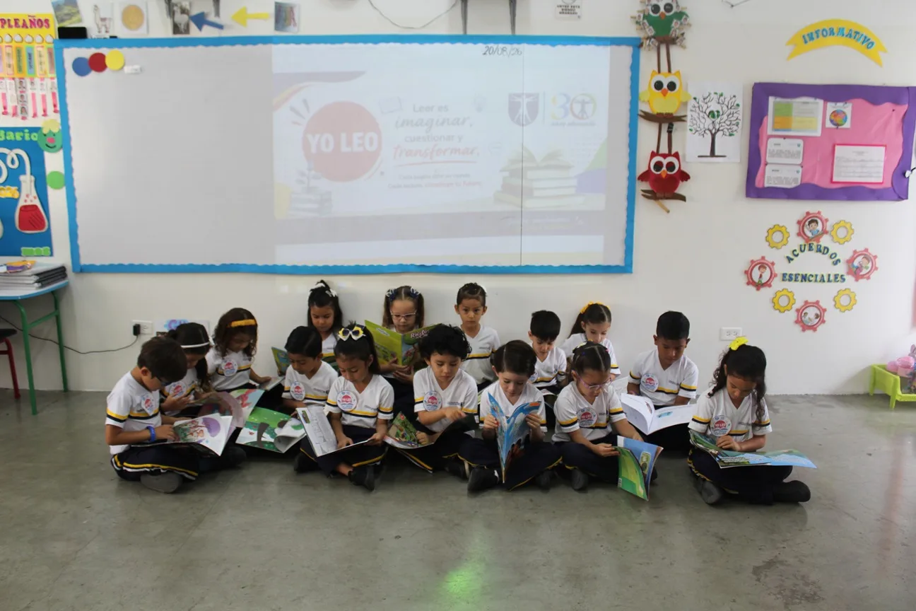 Estudiantes participando en una experiencia de aprendizaje